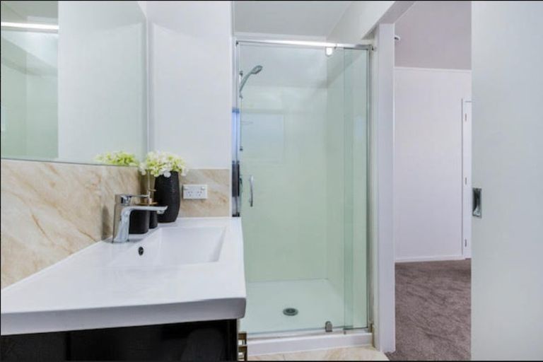 Photo of property in 1/24 Sandown Road, Rothesay Bay, Auckland, 0630