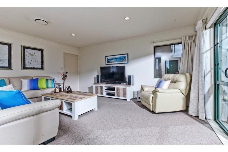 Photo of property in 2/11 Roanoke Way, Albany, Auckland, 0632