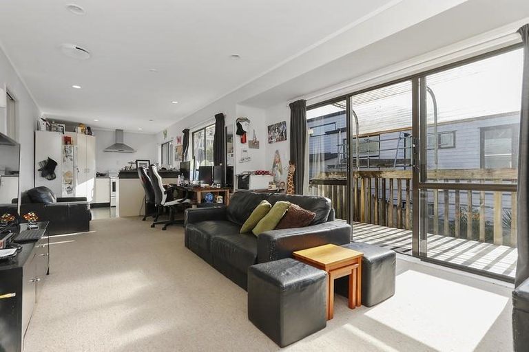 Photo of property in 2/14 Norman Road, Titirangi, Auckland, 0604