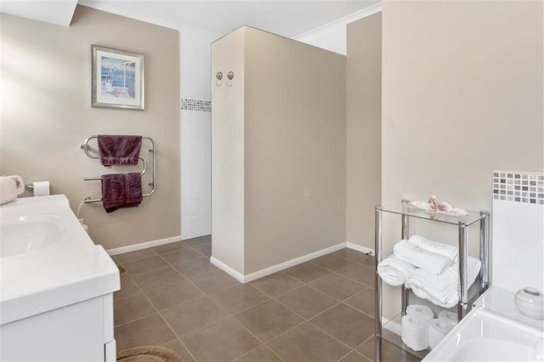 Photo of property in 24 Redhaven Place, Bethlehem, Tauranga, 3110