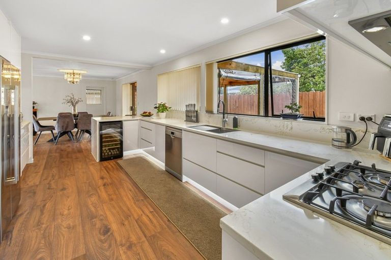 Photo of property in 14 Framalda Place, Conifer Grove, Takanini, 2112