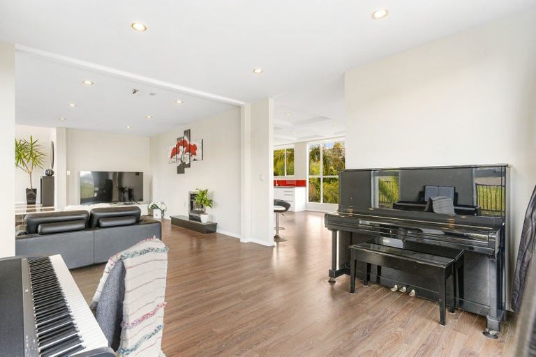 Photo of property in 43 Zara Court, Windsor Park, Auckland, 0632
