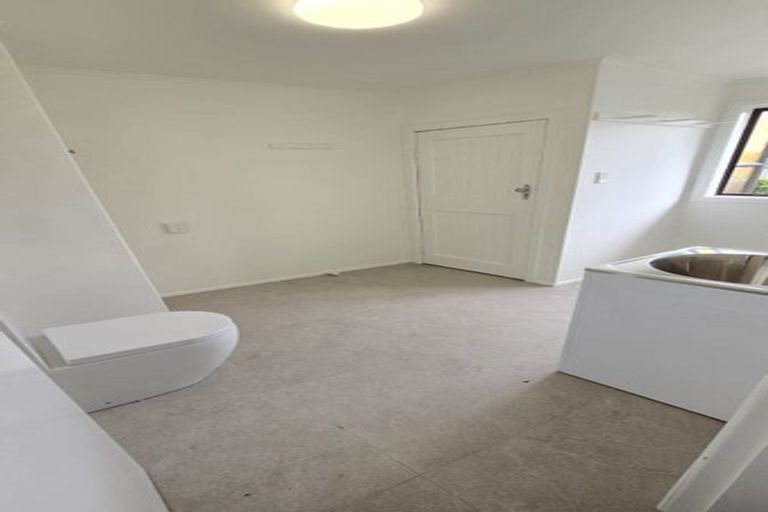 Photo of property in 16 Enderby Drive, Te Atatu Peninsula, Auckland, 0610