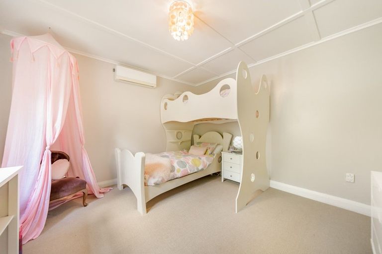 Photo of property in 82 Pinehaven Road, Pinehaven, Upper Hutt, 5019