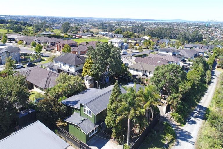 Photo of property in 4 Tasman Avenue, Henderson Valley, Auckland, 0614