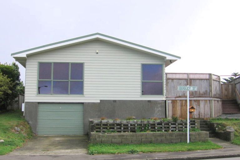 Photo of property in 16 Quigley Street, Newlands, Wellington, 6037