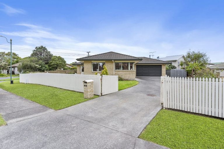 Photo of property in 1 Cabeleigh Drive, Helensville, 0800