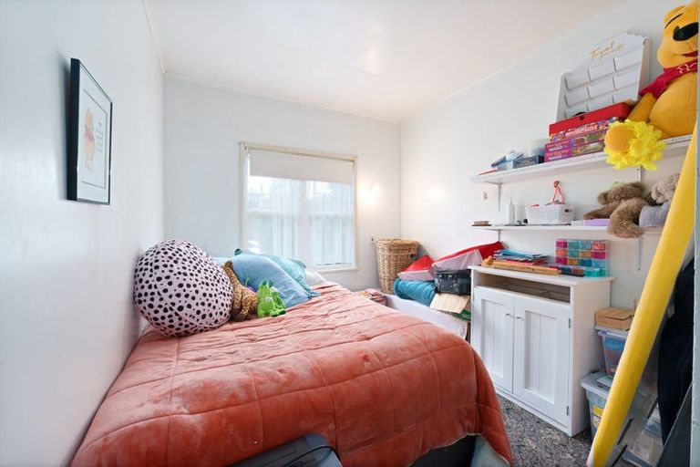 Photo of property in 64 Sylvan Crescent, Te Atatu South, Auckland, 0610