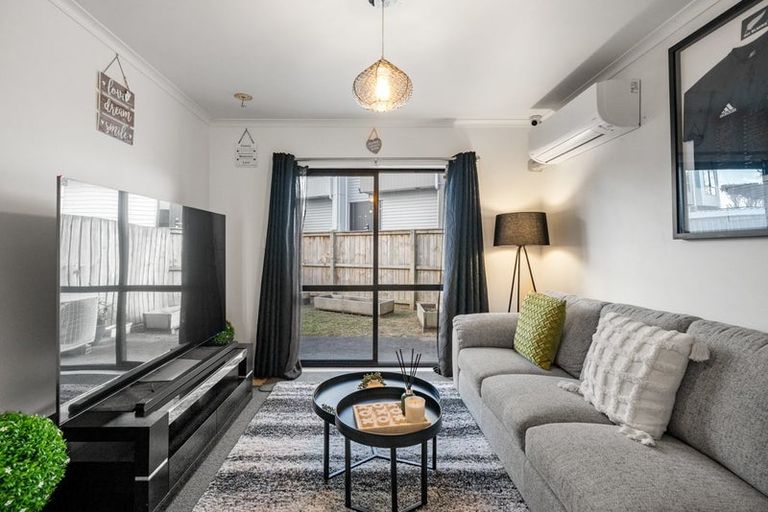 Photo of property in 14/12a Tironui Station Road East, Papakura, 2112