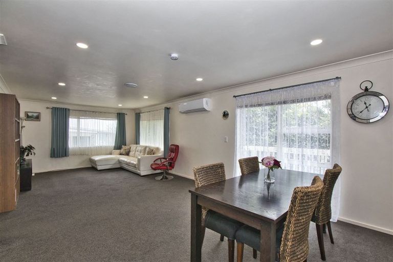 Photo of property in 2/8 Bronzewing Terrace, Unsworth Heights, Auckland, 0632