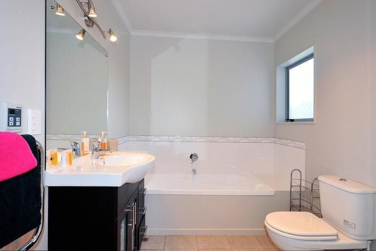 Photo of property in 47b Lyndfield Lane, Newlands, Wellington, 6037