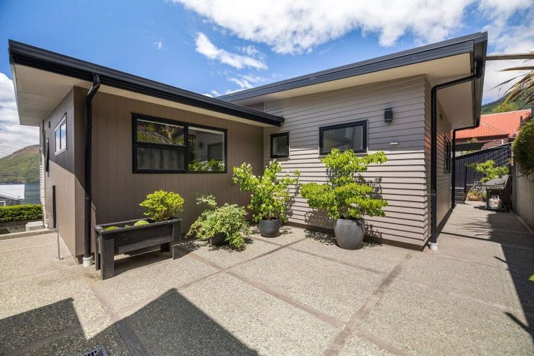 Photo of property in 70 Wynyard Crescent, Fernhill, Queenstown, 9300