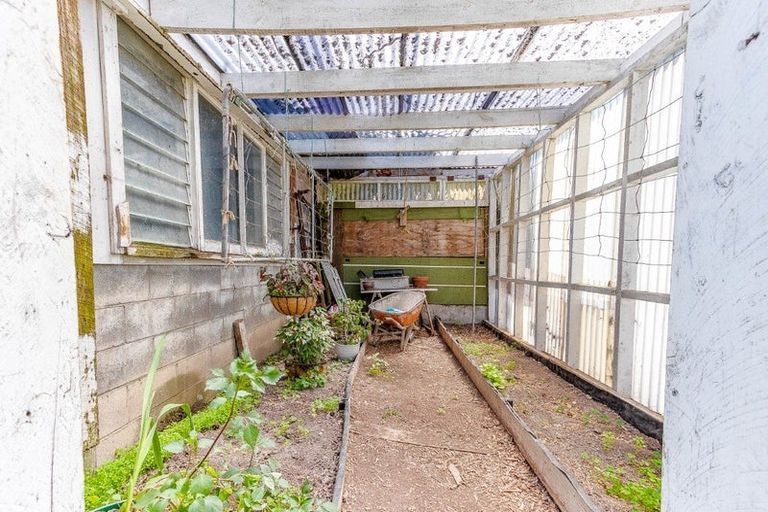 Photo of property in 18 Hunia Street, Marton, 4710