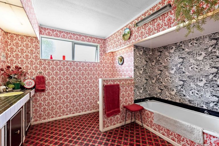 Photo of property in 96 Amohia Street, Paraparaumu, 5032