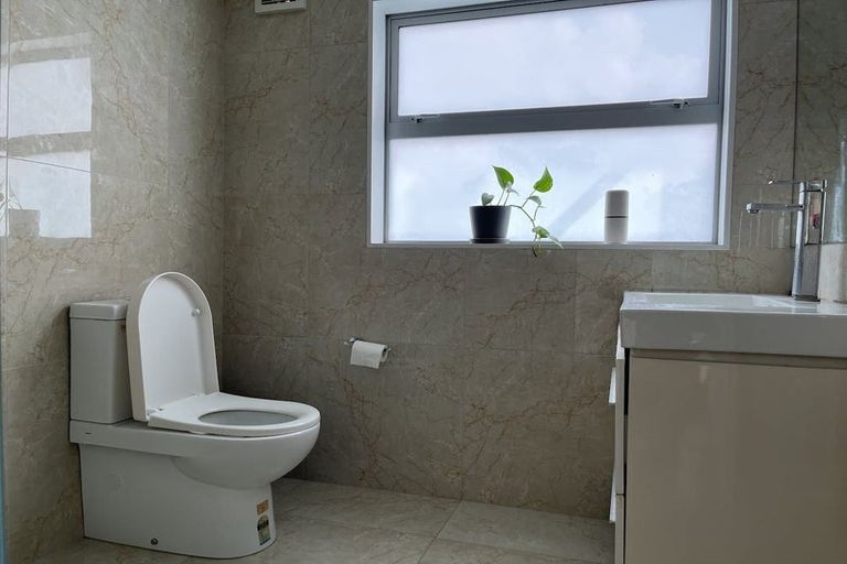 Photo of property in 17 Limmer Place, Browns Bay, Auckland, 0632