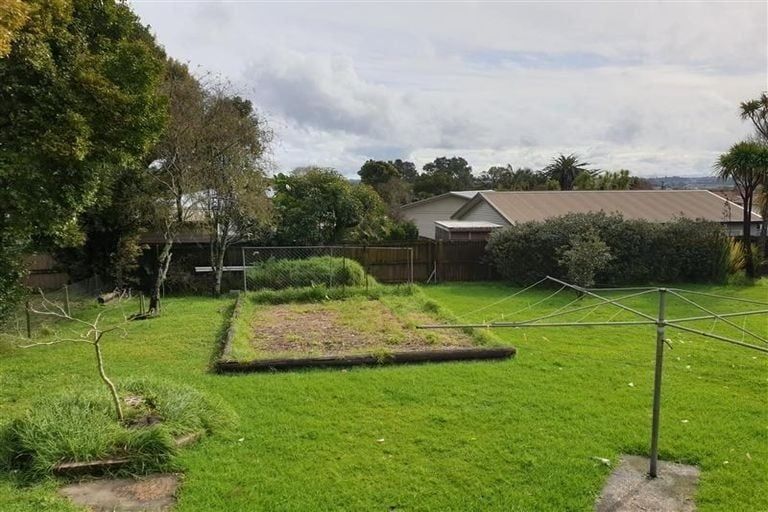 Photo of property in 92 Te Atatu Road, Te Atatu South, Auckland, 0610