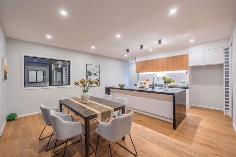 Photo of property in 17 Mcindoe Road, Kumeu, 0810