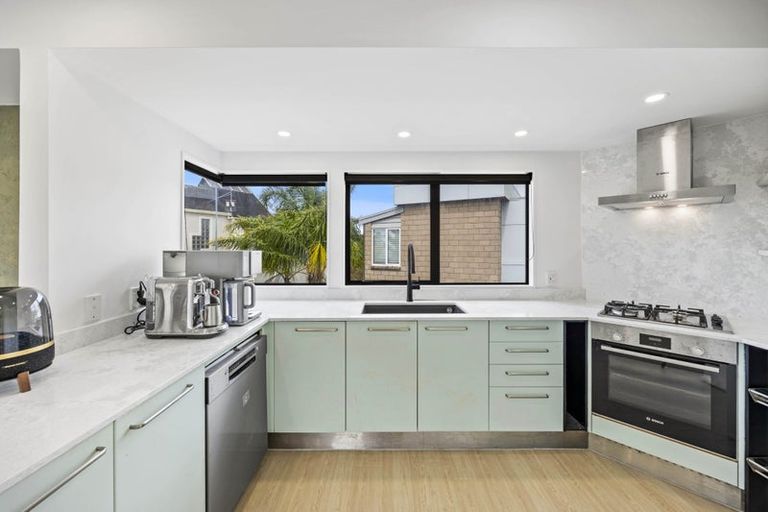 Photo of property in 2/4 Rogers Avenue, Eastern Beach, Auckland, 2012
