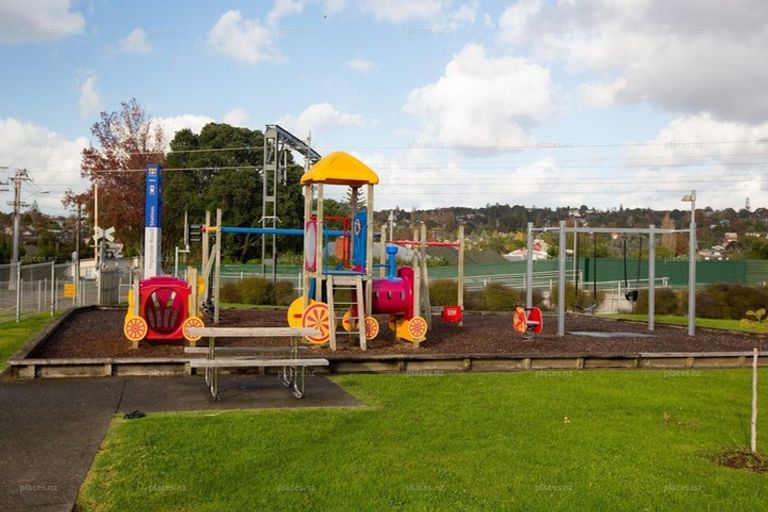 Photo of property in 2/3238 Great North Road, New Lynn, Auckland, 0600