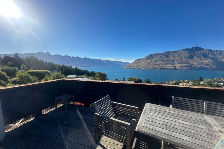Photo of property in 92 Wynyard Crescent, Fernhill, Queenstown, 9300