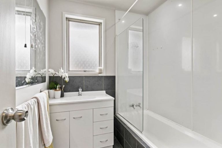 Photo of property in 34 Felgrove Street, Glendene, Auckland, 0602