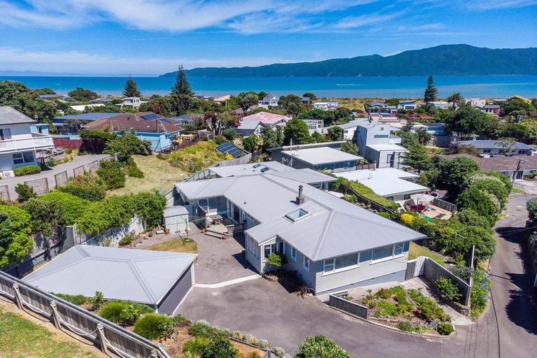 Photo of property in 16 Webber Street, Paraparaumu Beach, Paraparaumu, 5032