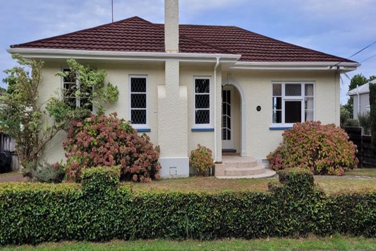 Photo of property in 32 Victoria Road, New Plymouth, 4310