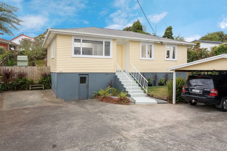 Photo of property in 1/23 Neal Avenue, Glenfield, Auckland, 0629