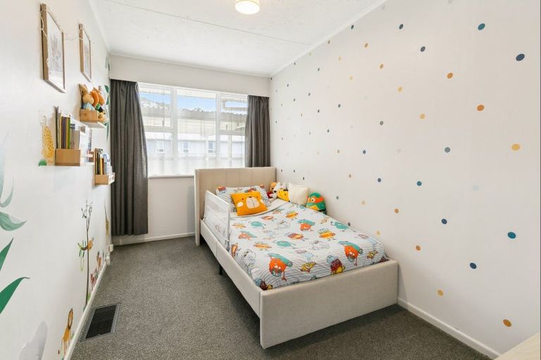 Photo of property in 45 Victory Crescent, Tawa, Wellington, 5028