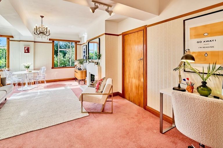 Photo of property in Owd Trafford Flats, 17 Brougham Street, Mount Victoria, Wellington, 6011