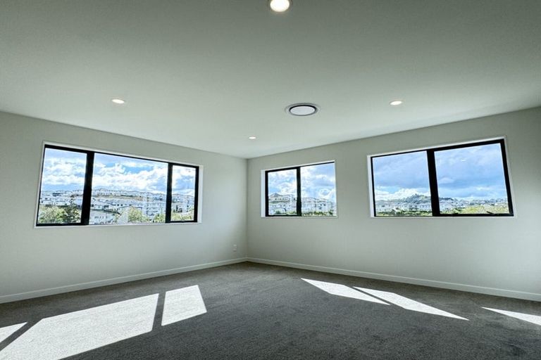 Photo of property in 130 Skulander Crescent, Orewa, 0931