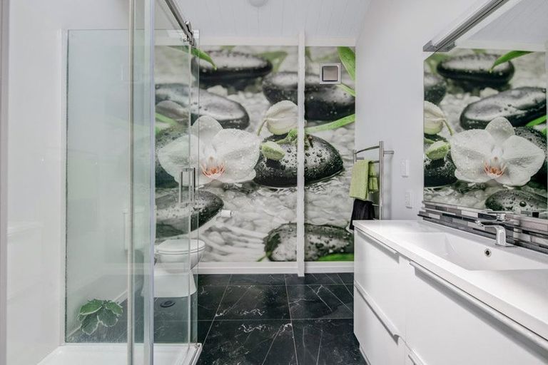 Photo of property in 8 Ngahere Views, Orewa, 0931