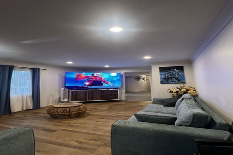 Photo of property in 30 Arlette Place, Massey, Auckland, 0614