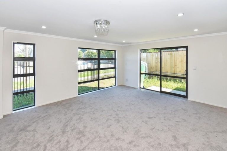 Photo of property in 7b Waiari Road, Conifer Grove, Takanini, 2112