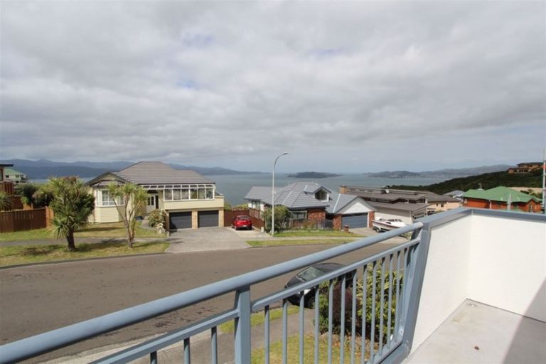 Photo of property in 59 Dress Circle, Newlands, Wellington, 6037