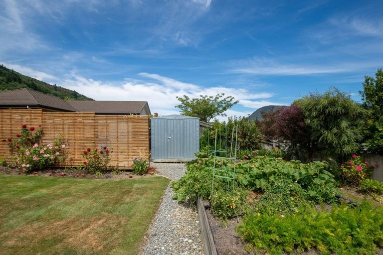 Photo of property in 16 Weka Place, Picton, 7220