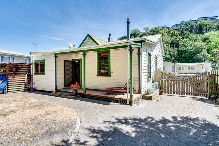 Photo of property in 21 Chaucer Road, Hospital Hill, Napier, 4110