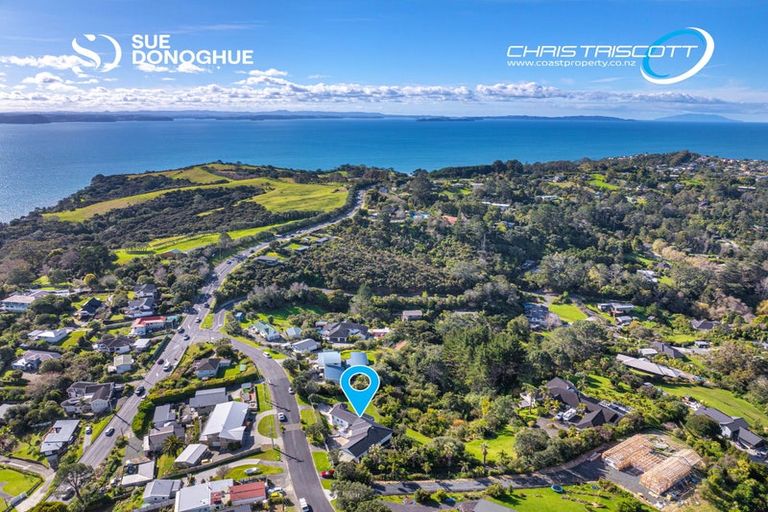 Photo of property in 1/4 Roberts Road, Matakatia, Whangaparaoa, 0930