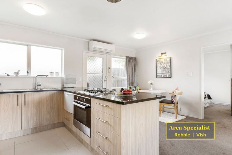 Photo of property in 2/94 Lynwood Road, New Lynn, Auckland, 0600