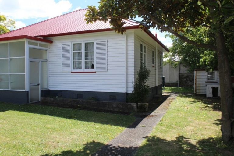 Photo of property in 3 Allardice Street, Dannevirke, 4930