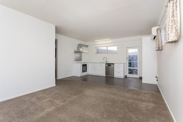 Photo of property in 1/25 Brunton Place, Glenfield, Auckland, 0629