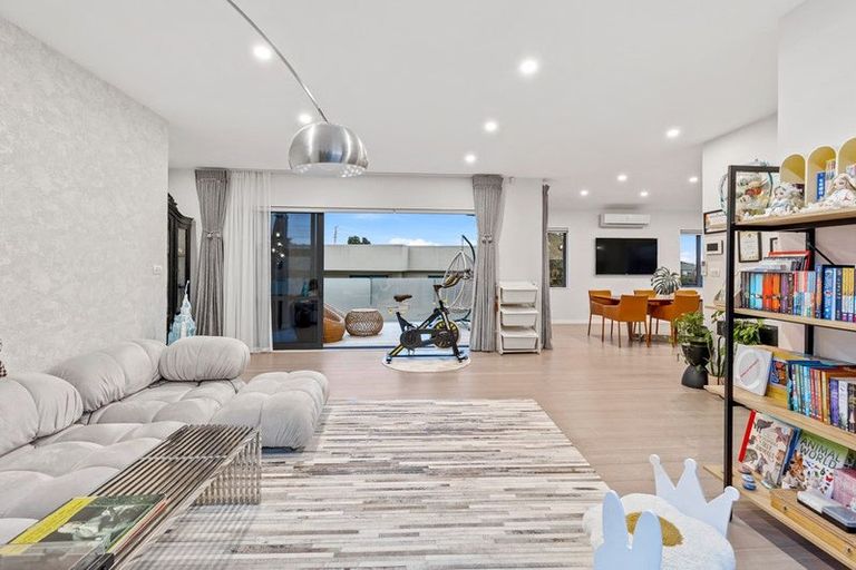 Photo of property in 26a Bernleigh Terrace, West Harbour, Auckland, 0618