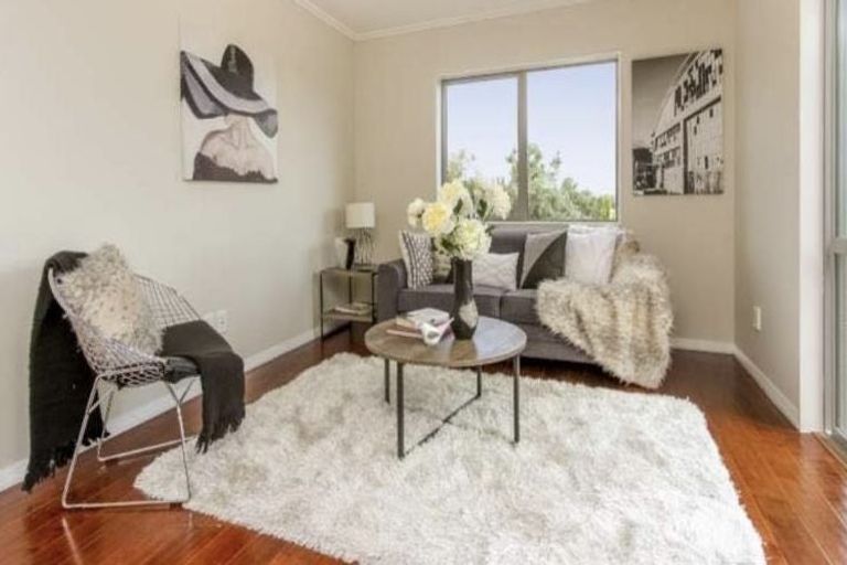 Photo of property in 436a East Coast Road, Windsor Park, Auckland, 0630