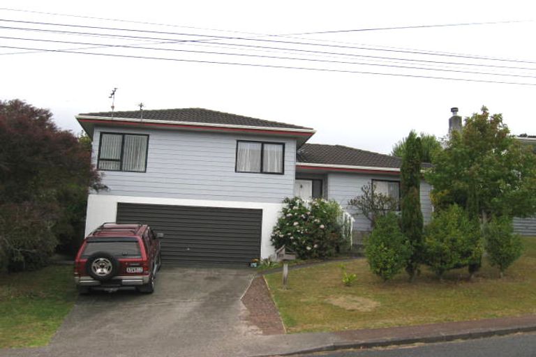 Photo of property in 2/1 Tonkin Drive, Sunnynook, Auckland, 0620