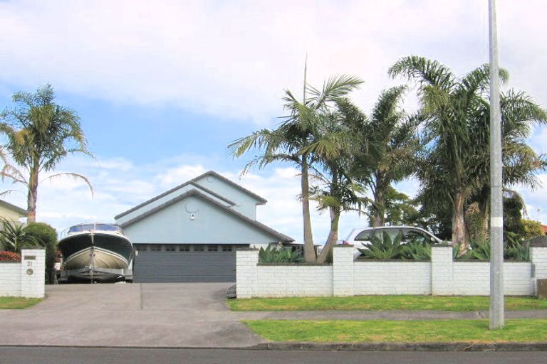 Photo of property in 31 Ribbonwood Crescent, Goodwood Heights, Auckland, 2105