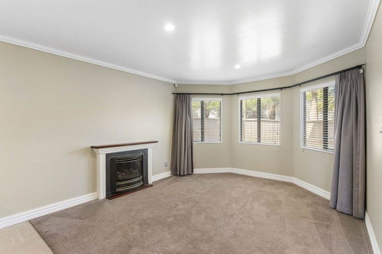 Photo of property in 30 Scarlet Oak Drive, Schnapper Rock, Auckland, 0632