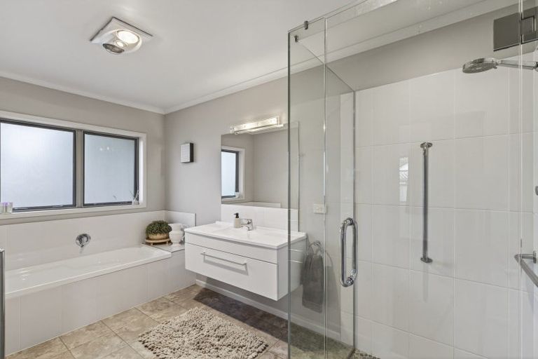 Photo of property in 2 Oakwood Drive, Highlands Park, New Plymouth, 4312