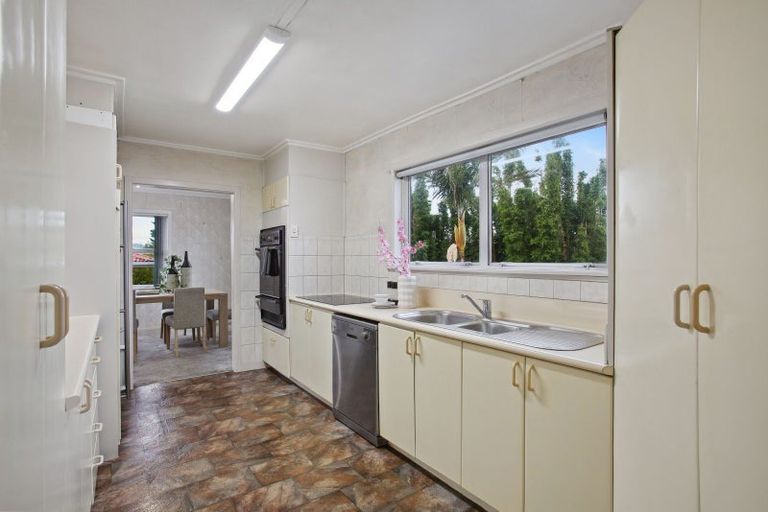 Photo of property in 16 Sylvan Crescent, Te Atatu South, Auckland, 0610