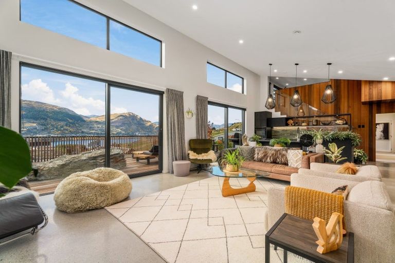 Photo of property in 11 Red Deer Rise, Kelvin Heights, Queenstown, 9300