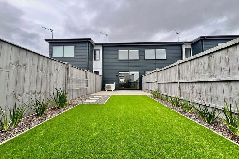 Photo of property in 28 Rauriki Lane, Rosehill, Papakura, 2113